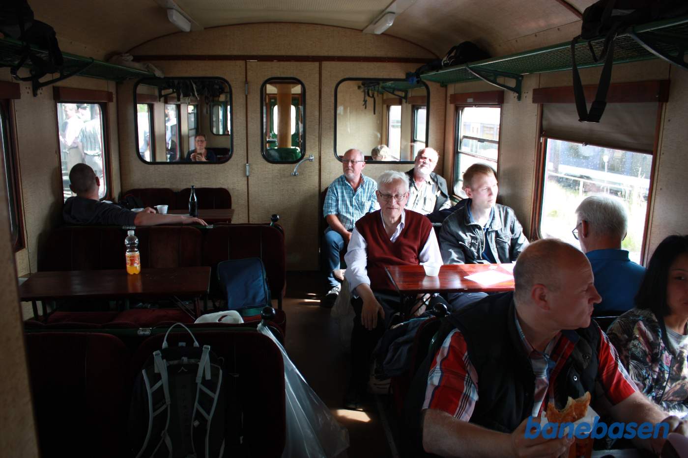 På vej tilbage til København, blev der serveret kaffe og wienerbrød i skinnebussen