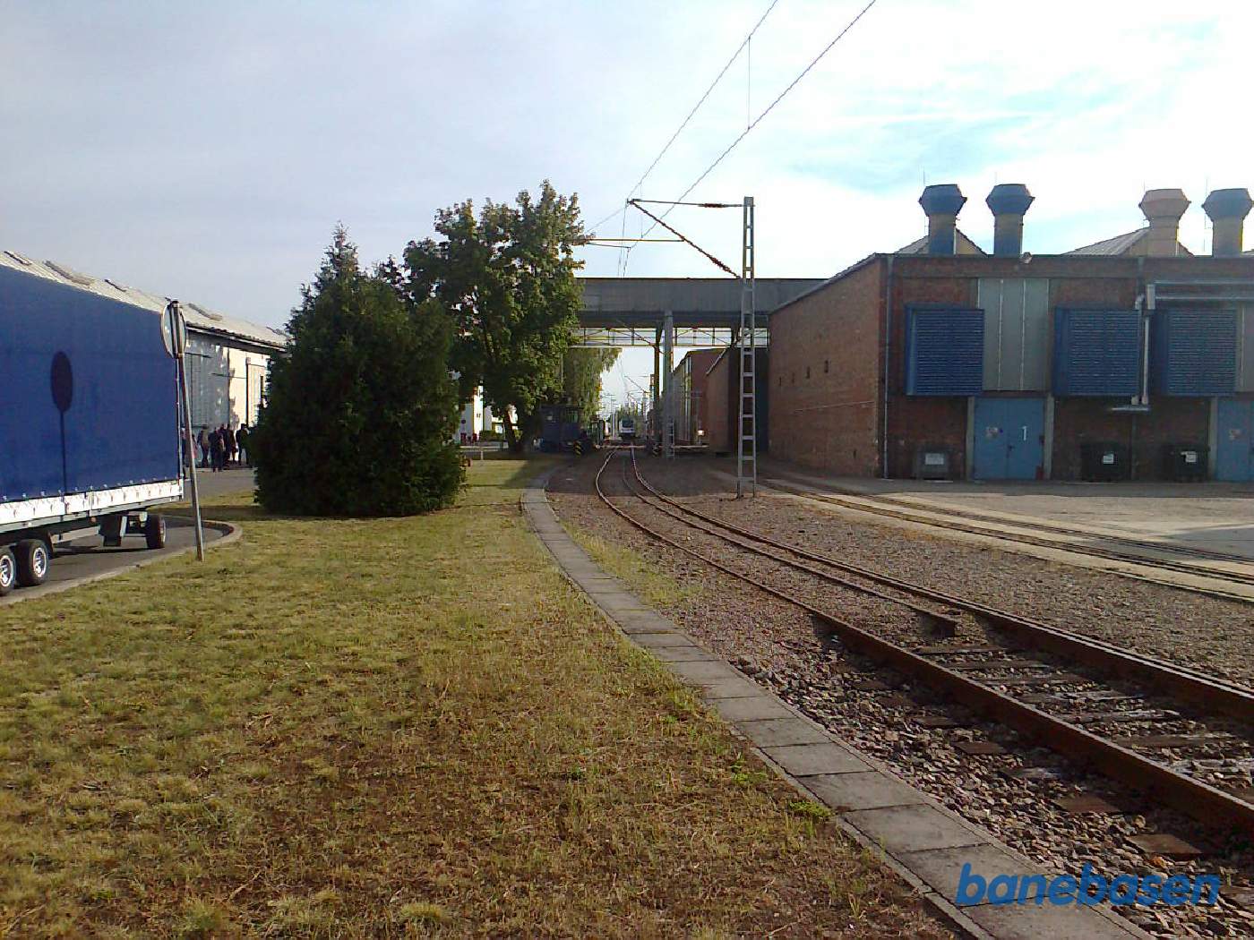 I de store fabrikshaller bygger Alstom nyt togmateriel