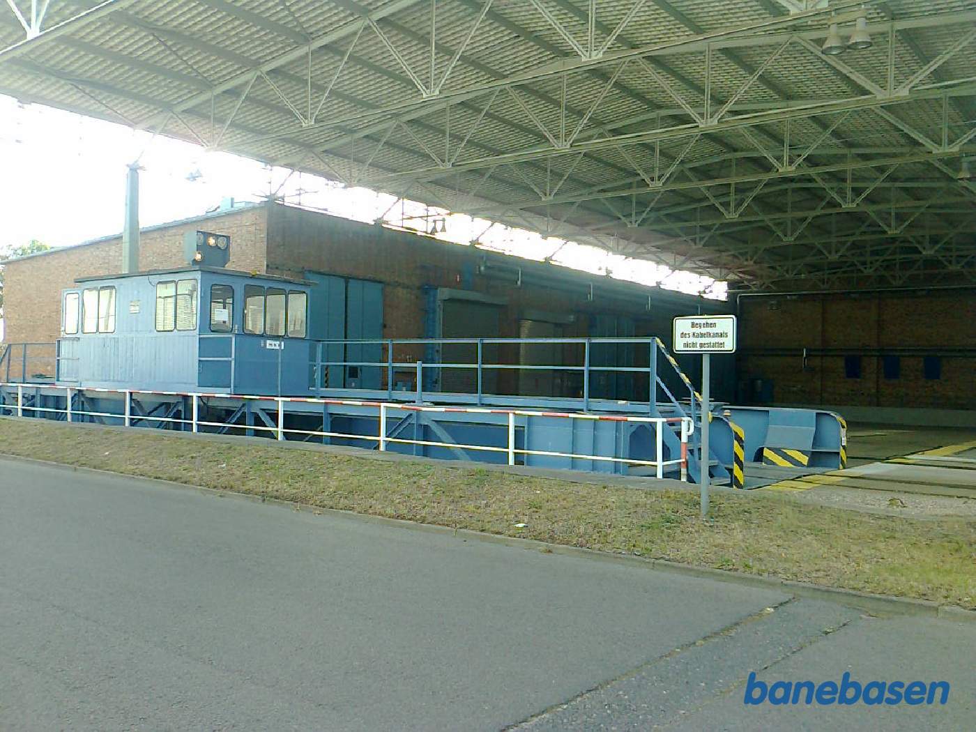 Her ses en skydebro der forbinder flere spor inde i fabrikshallerne