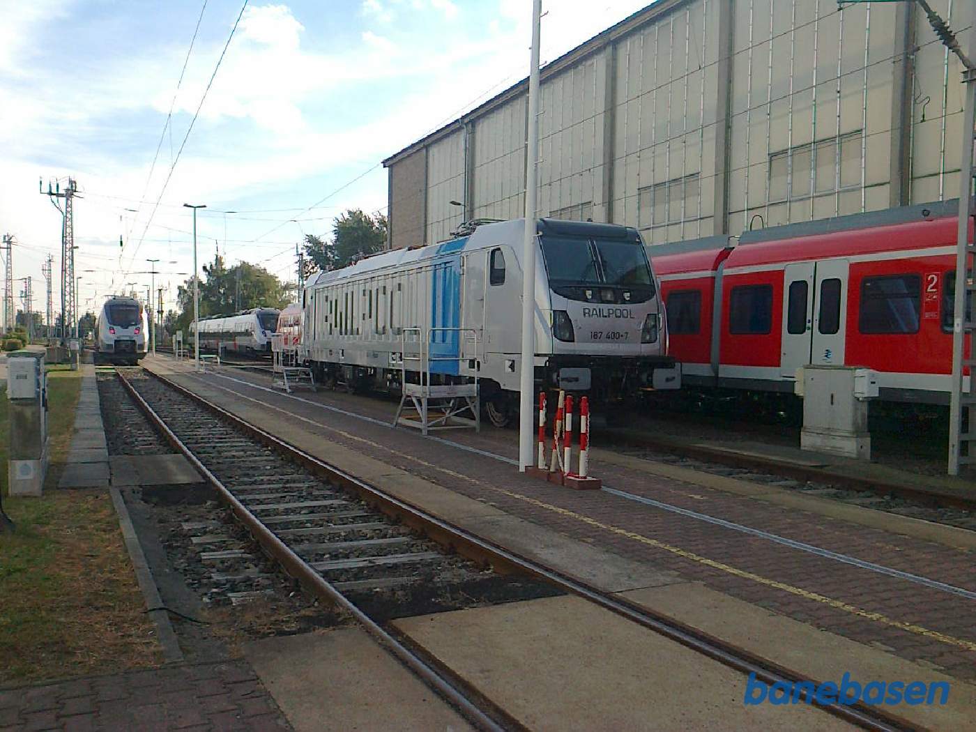 Udenfor stod en del nyt og ældre materiel