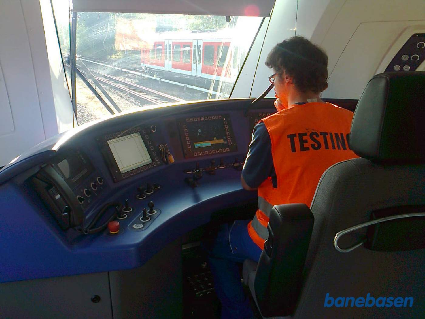 Vi fik en tur i et helt nyt tog på fabrikkens store testanlæg, her et kig ind i førerrummet under kørslen