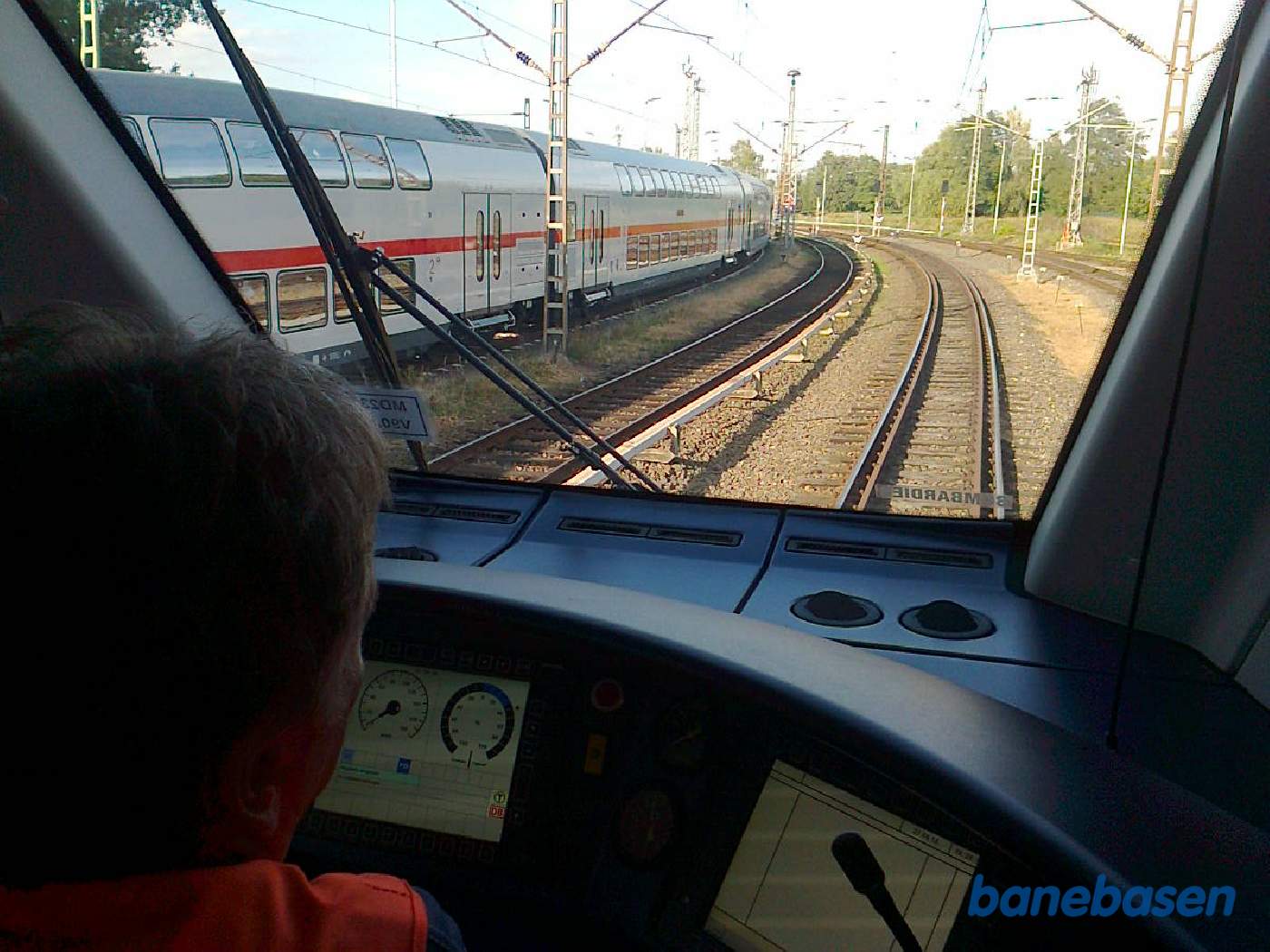 Vi fik en tur i et helt nyt tog på fabrikkens store testanlæg, her et kig ind i førerrummet under kørslen