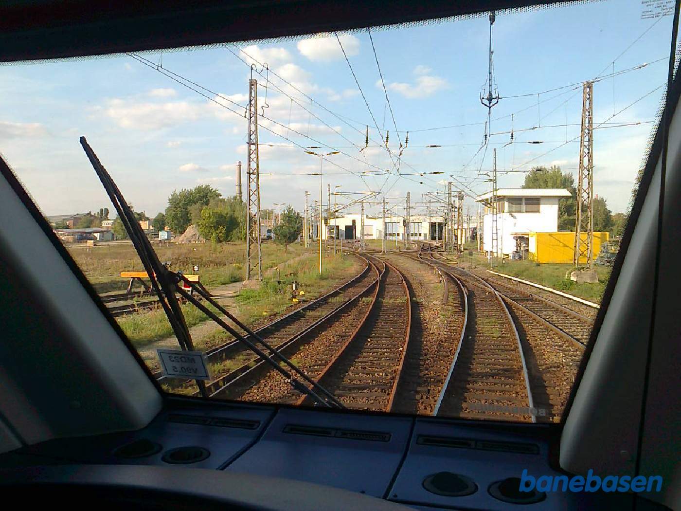 Vi fik en tur i et helt nyt tog på fabrikkens store testanlæg, her et kig ind i førerrummet under kørslen