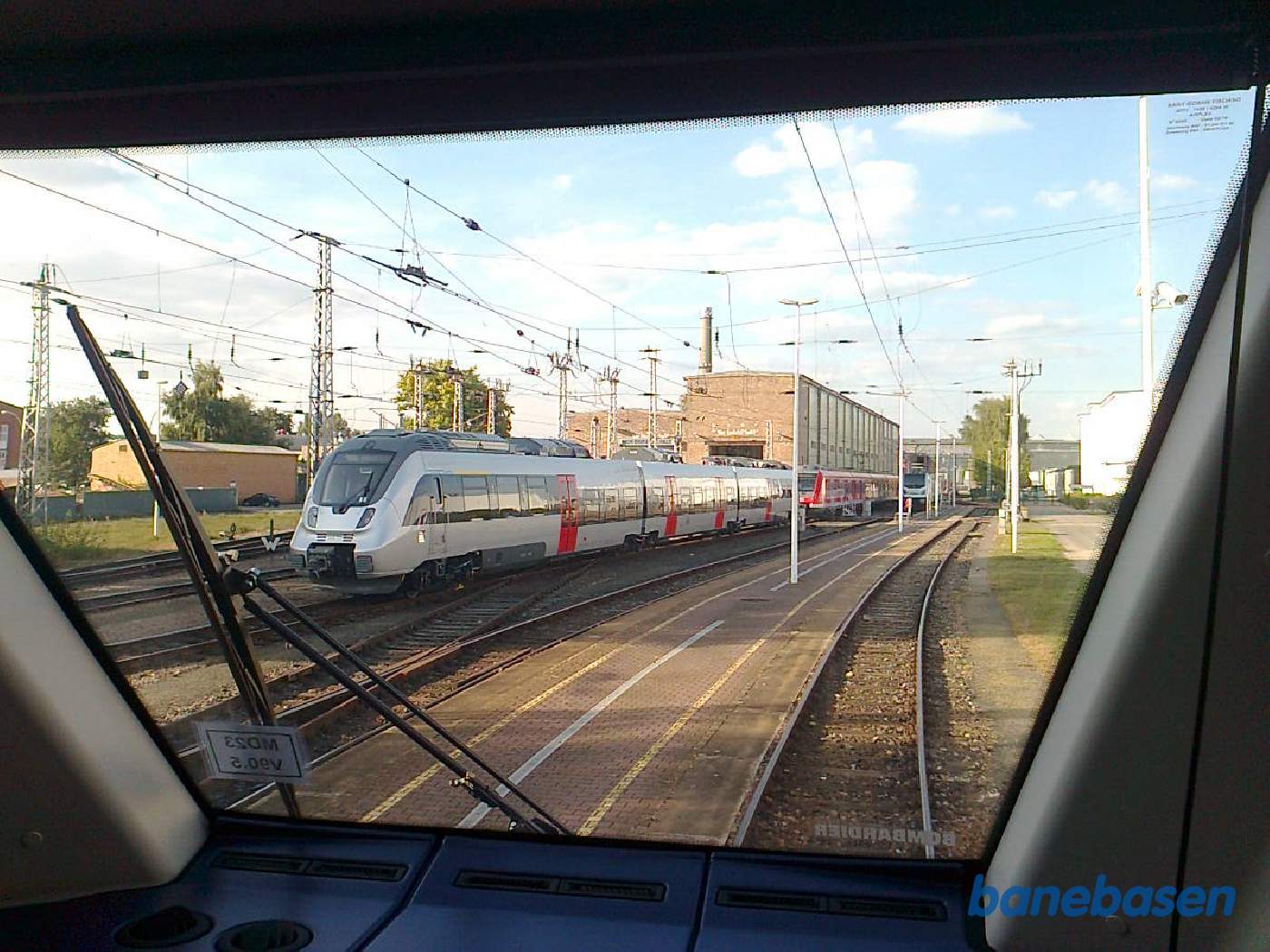 Vi fik en tur i et helt nyt tog på fabrikkens store testanlæg, her et kig ind i førerrummet under kørslen