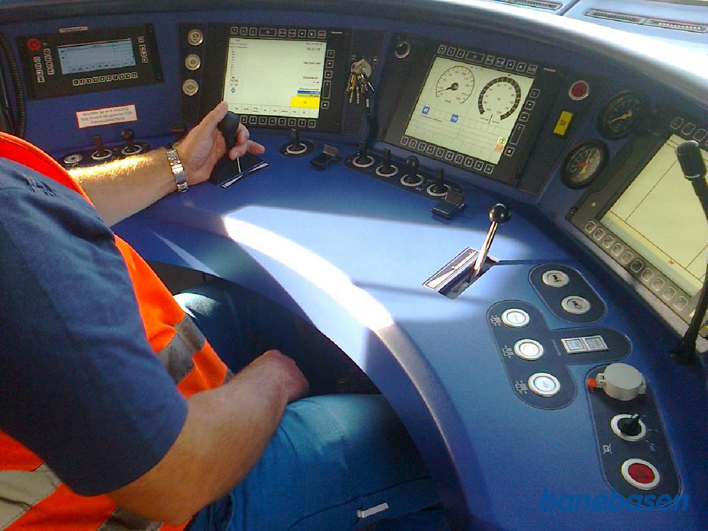 Vi fik en tur i et helt nyt tog på fabrikkens store testanlæg, her et kig ind i førerrummet under kørslen