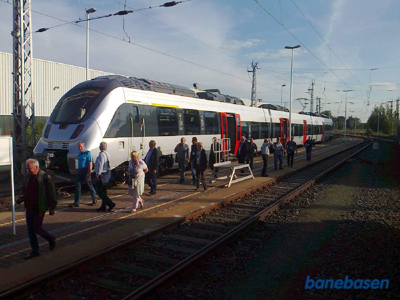 Vi fik en tur i et helt nyt tog på fabrikkens store testanlæg, her er gæsterne på vej ud af toget