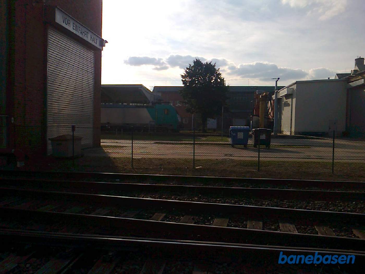 Billede af de mange spor på fabriksområdet