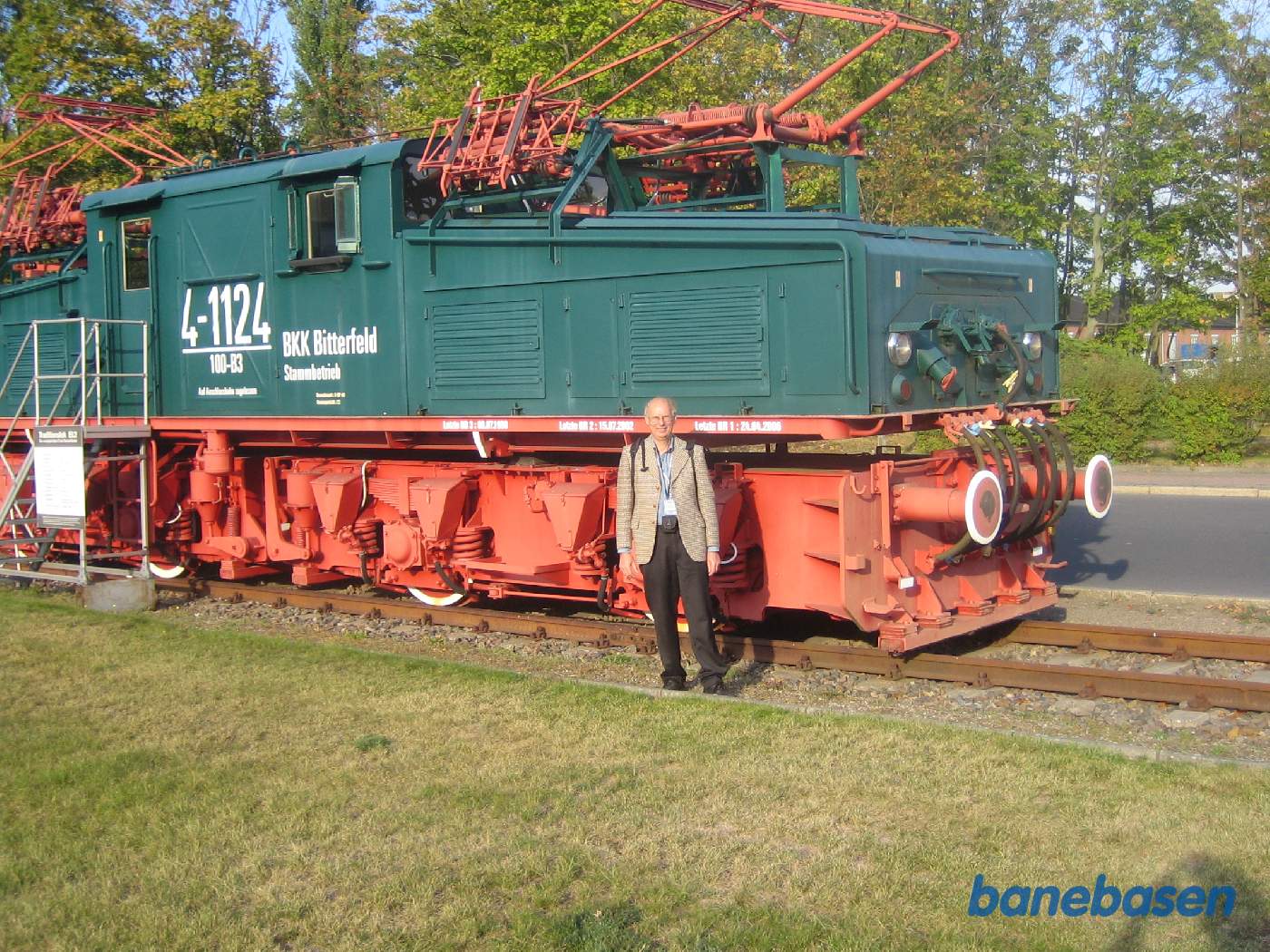 En af gæsterne står foran det elektriske mine lokomotiv