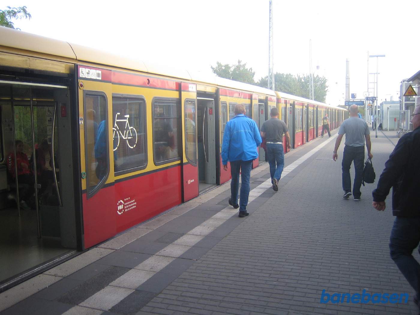 Et S-tog holder ved perron på en station i Berlin