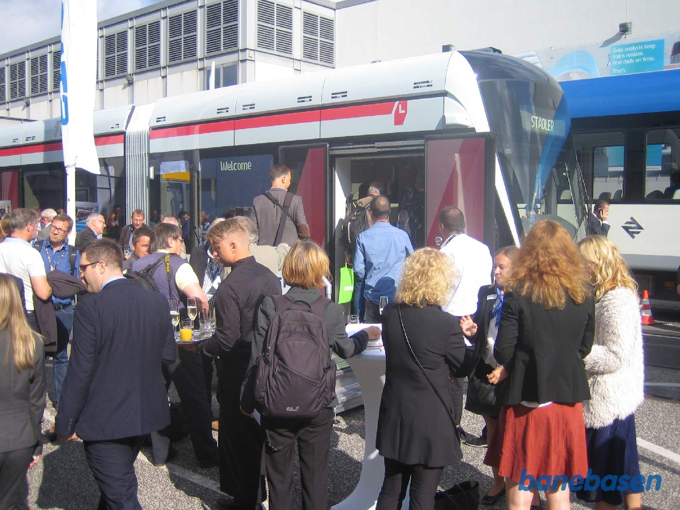 På det store udendørs sporområde fejres et nyt letbanetog