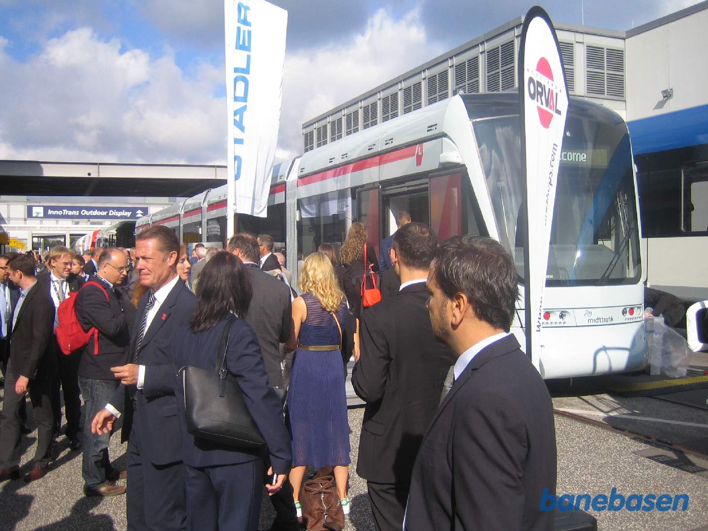 På det store udendørs sporområde fejres et nyt letbanetog