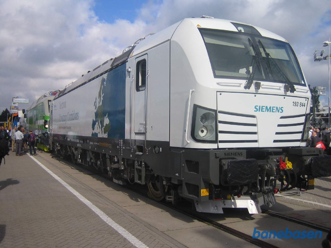 Et nyt Siemens Vectron lokomotiv vises frem på udstillingen