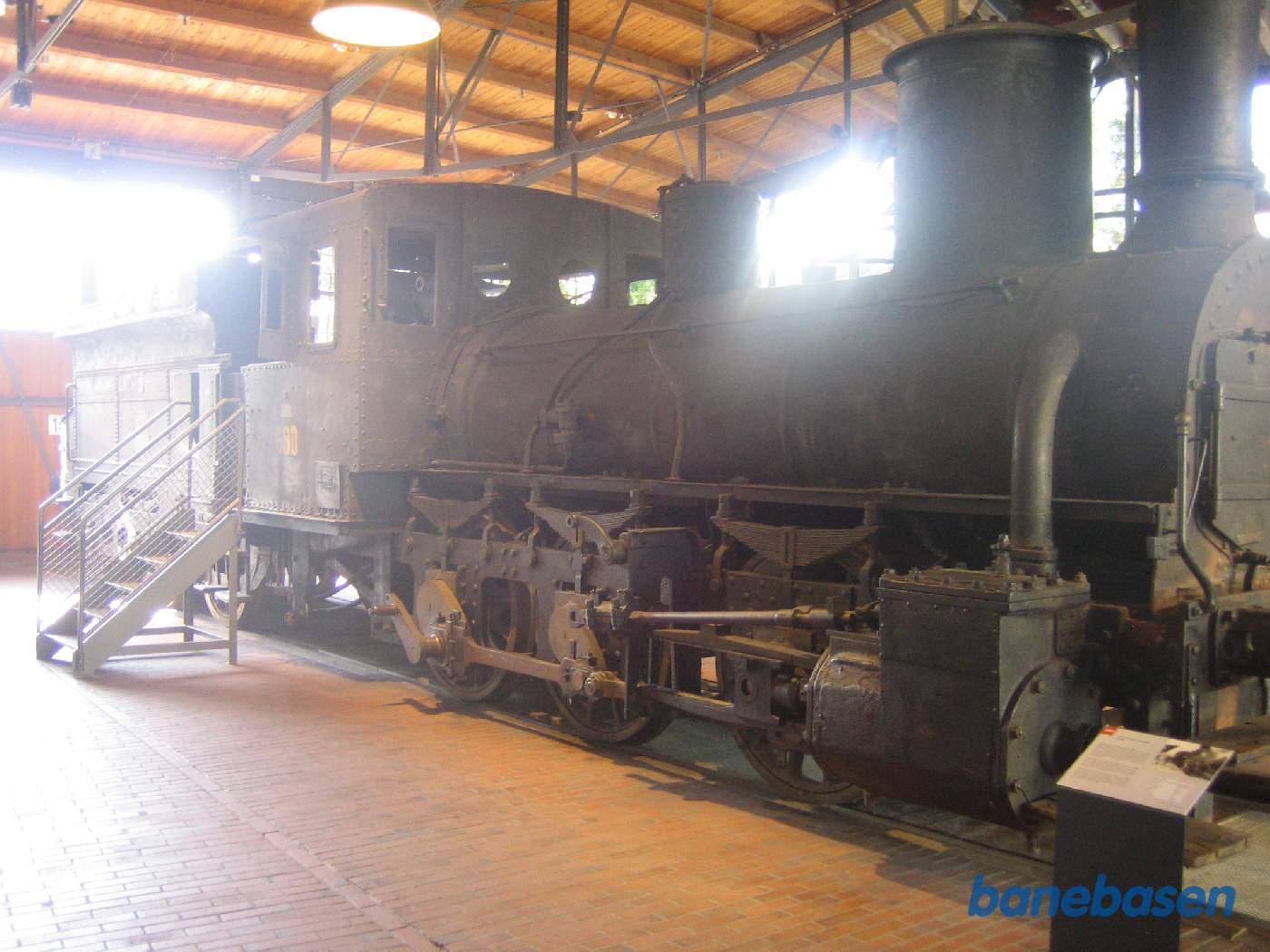 Et damplokomotiv i modlys