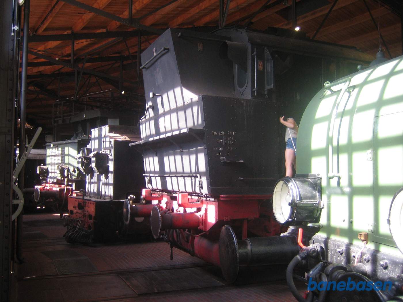 En række lokomotiver i rundremisen