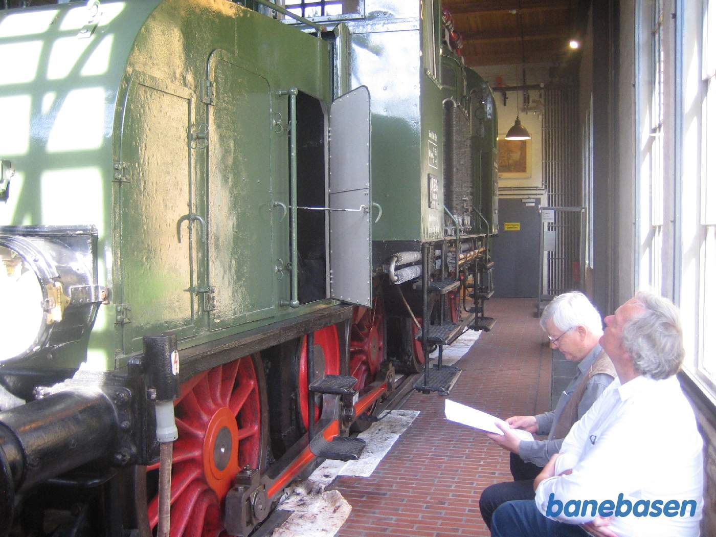 Et grønt elektrisk lokomotiv fra AEG