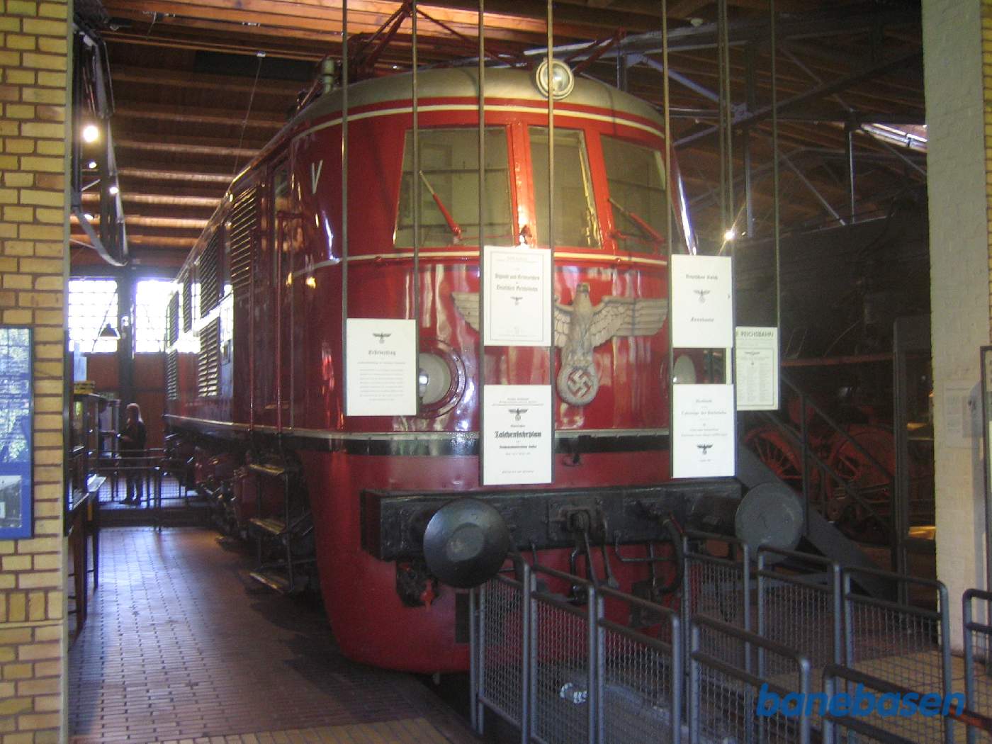 Et rødt elektrisk lokomotiv fra Nazi-tiden