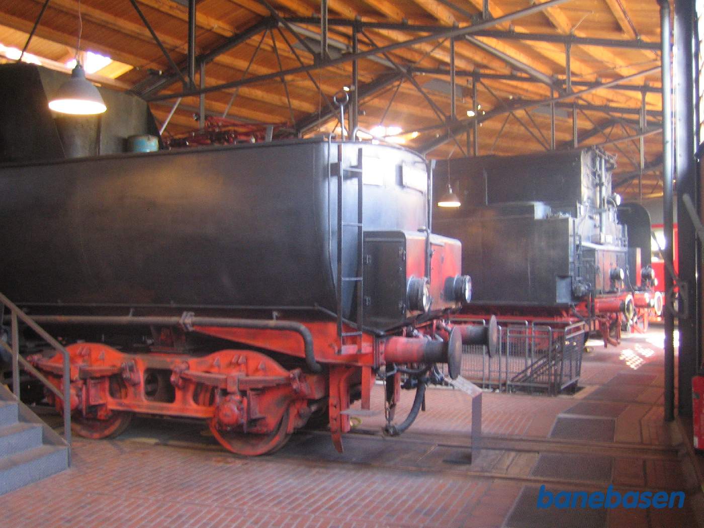 En række lokomotiver i rundremisen