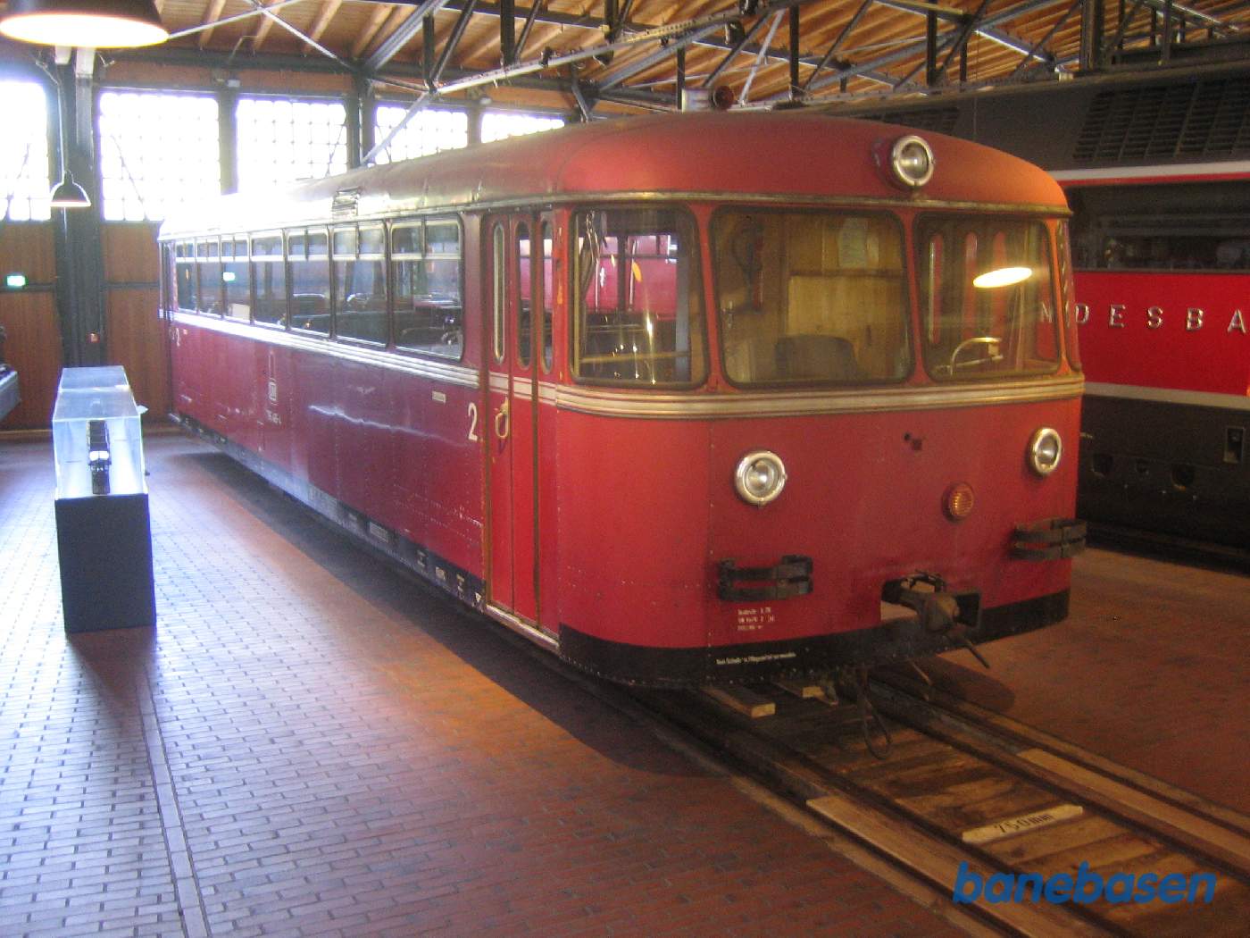 En rød skinnebusmotorvogn