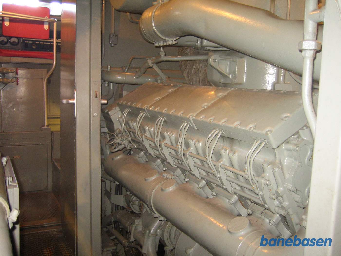 Vi er i maskinrummet på et lokomotiv og kigger på en V12 motor