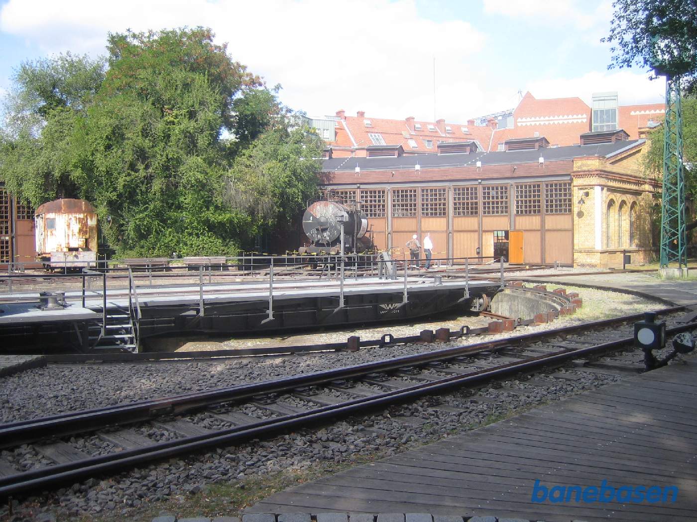 Foran rundremisen er en stor drejeskive der kan tage de helt store damplokomotiver