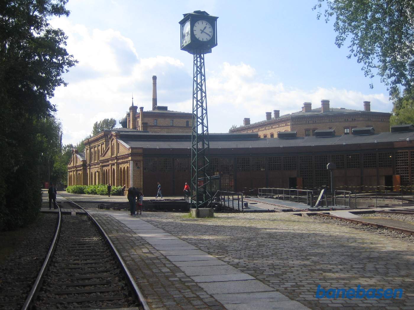 Foran rundremisen er en stor drejeskive der kan tage de helt store damplokomotiver