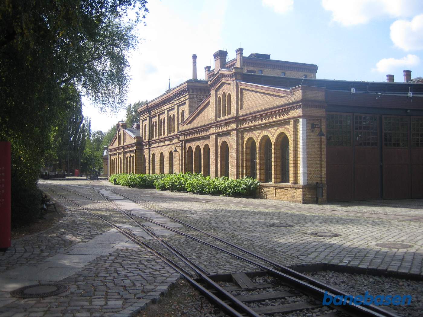 Vi ser siden af de 2 store rundremiser med drejeskiver, der er bygget sammen