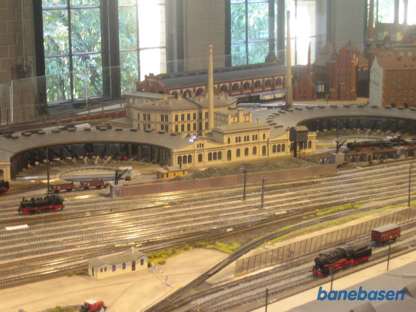 Her er en model i H0 der fint viser de 2 store sammenbyggede remiser med tilhørende drejeskiver