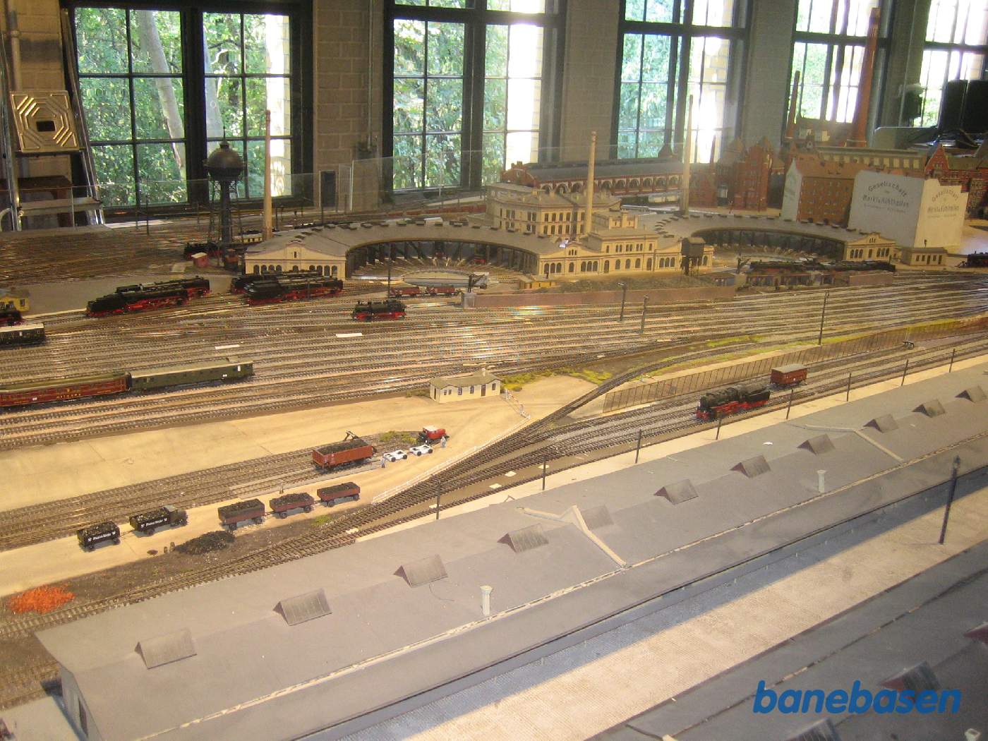 På museet er man i gang med at opbygge en model i H0 af den meget store Anhalter Bahnhof med tilhørende maskindepot mv.