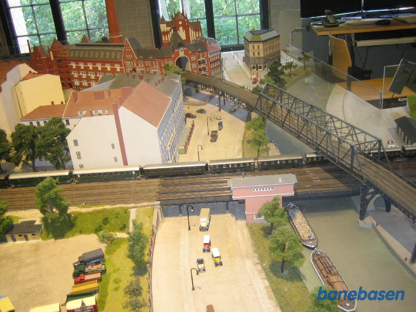 Her kører et tog over Landwehrkanal, maskindepotet til venstre og Anhalter Bahnhof til højre