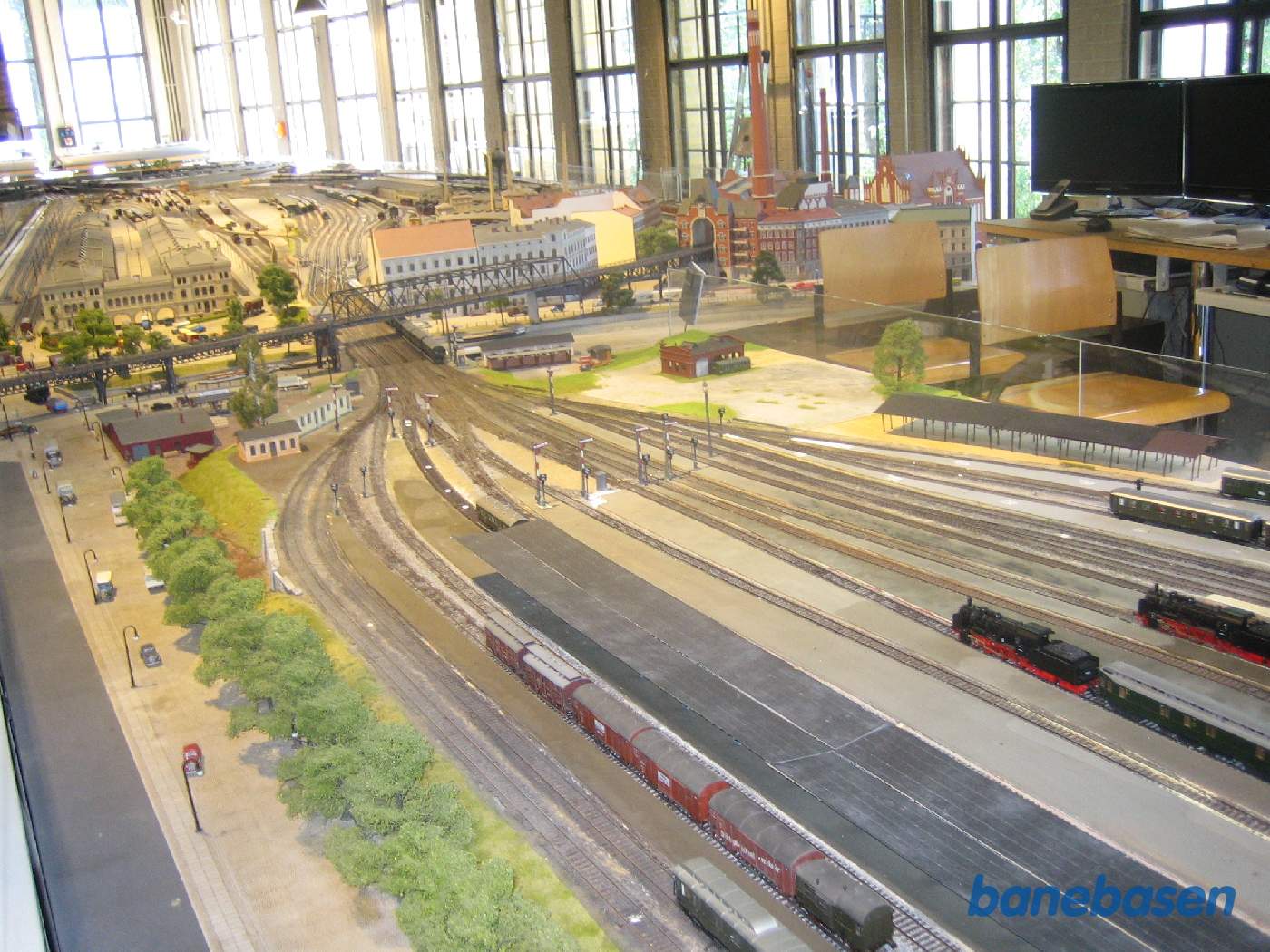 Anhalter Bahnhof i forgrunden. Man får her et indtryk af det store område der var før 1945