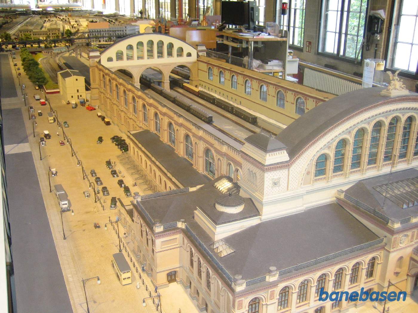 Her ses den store stationsbygning og hal