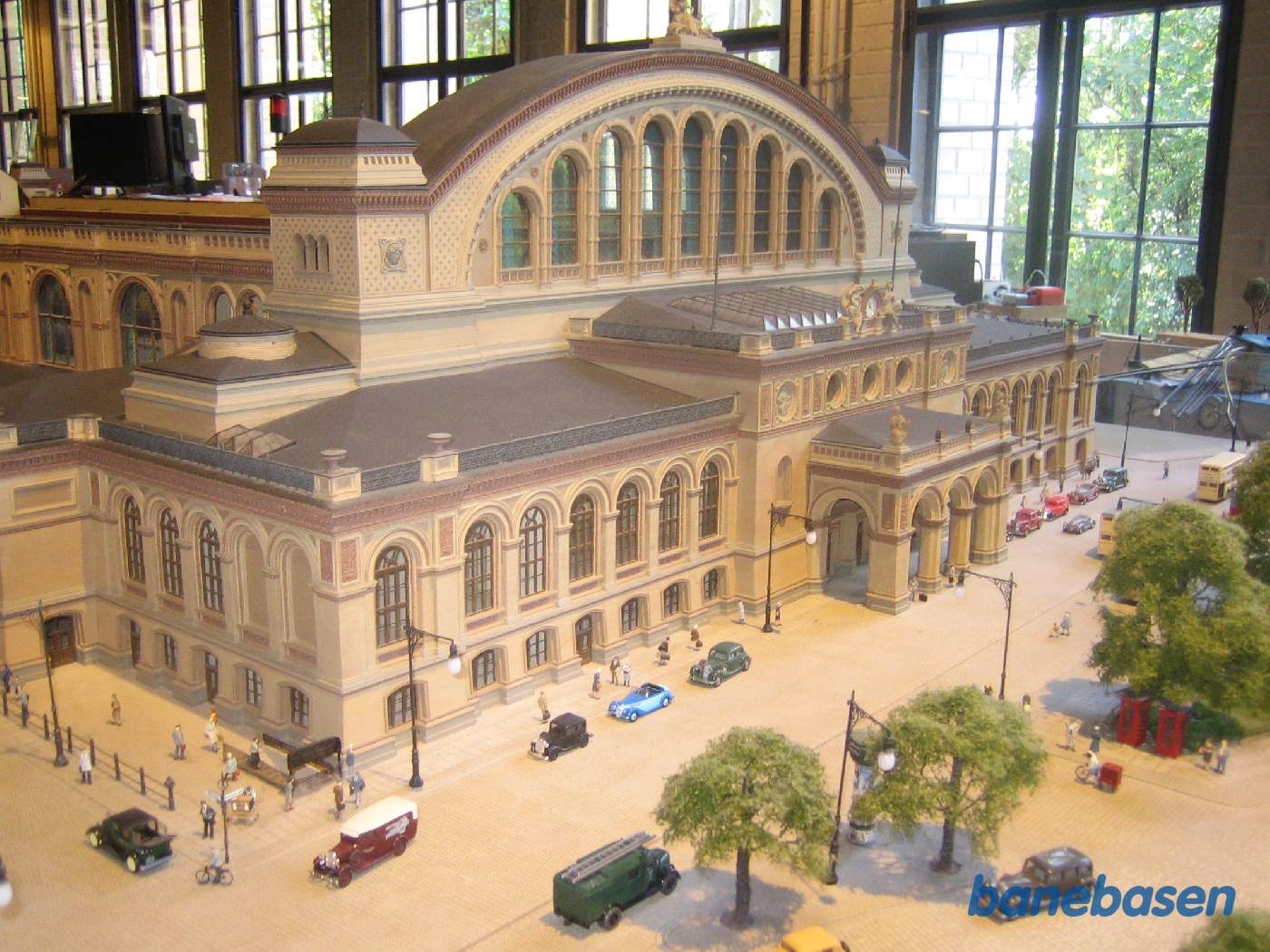 Et meget stort og imponerende indgangsparti ud mod gaden