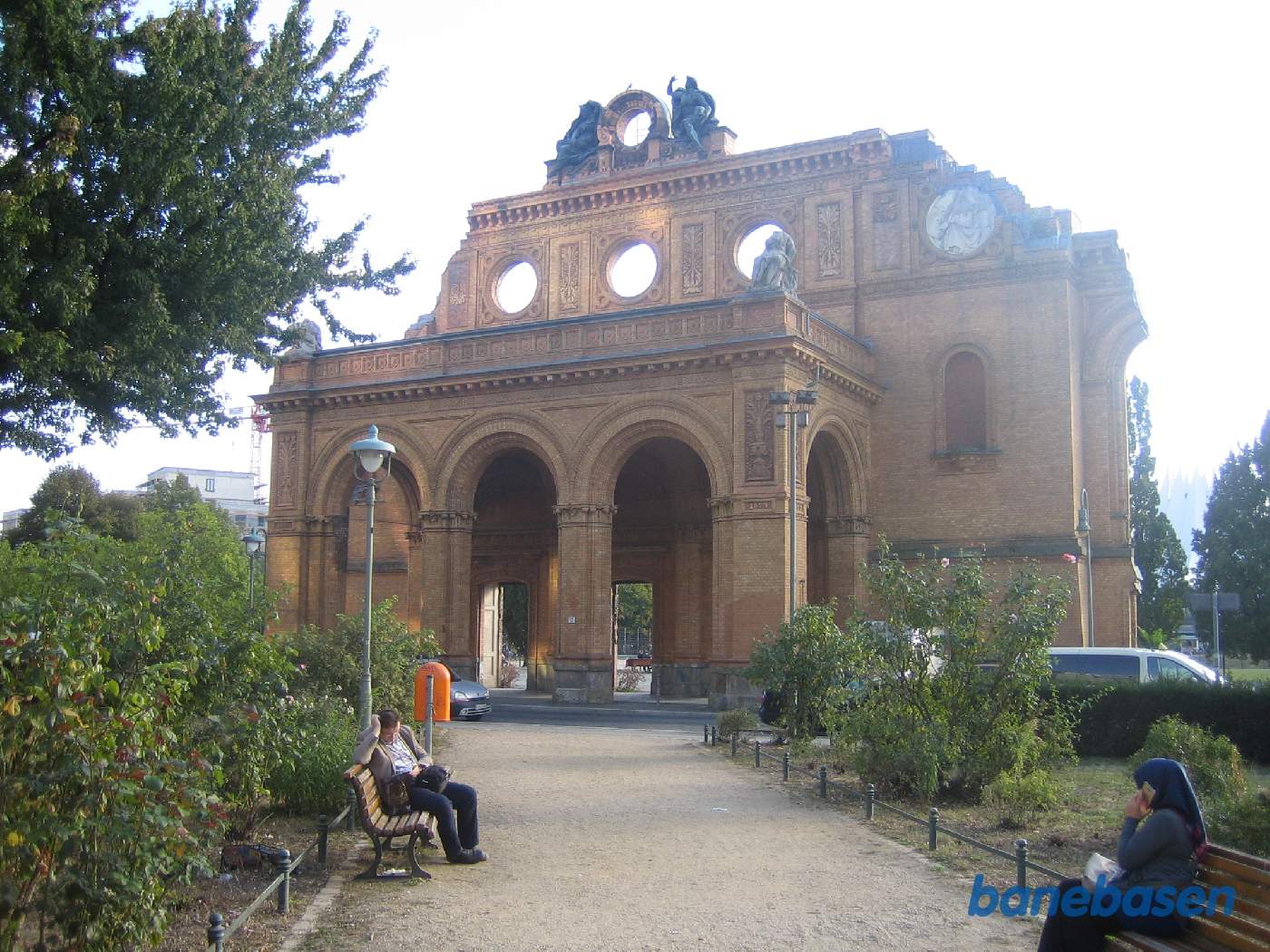 Her er så virkeligheden, set fra gaden. Der blev ikke meget tilbage efter de Allierede styrker havde bombet det hele til en gang byggesjusk
