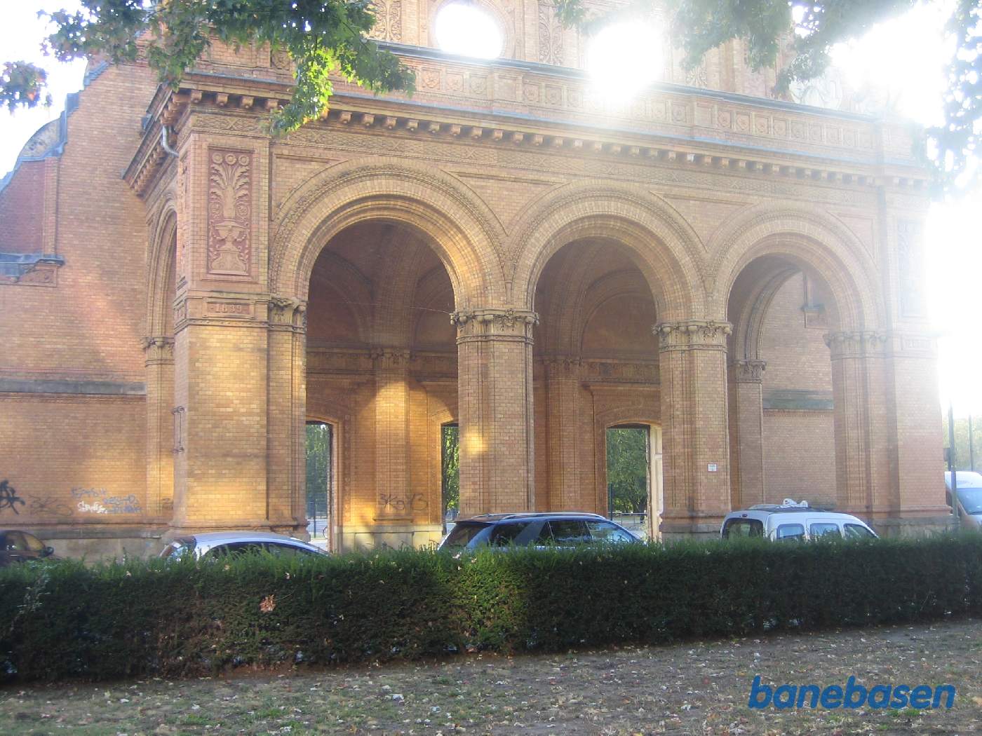 Her er så virkeligheden, set fra gaden. Der blev ikke meget tilbage efter de Allierede styrker havde bombet det hele til en gang byggesjusk