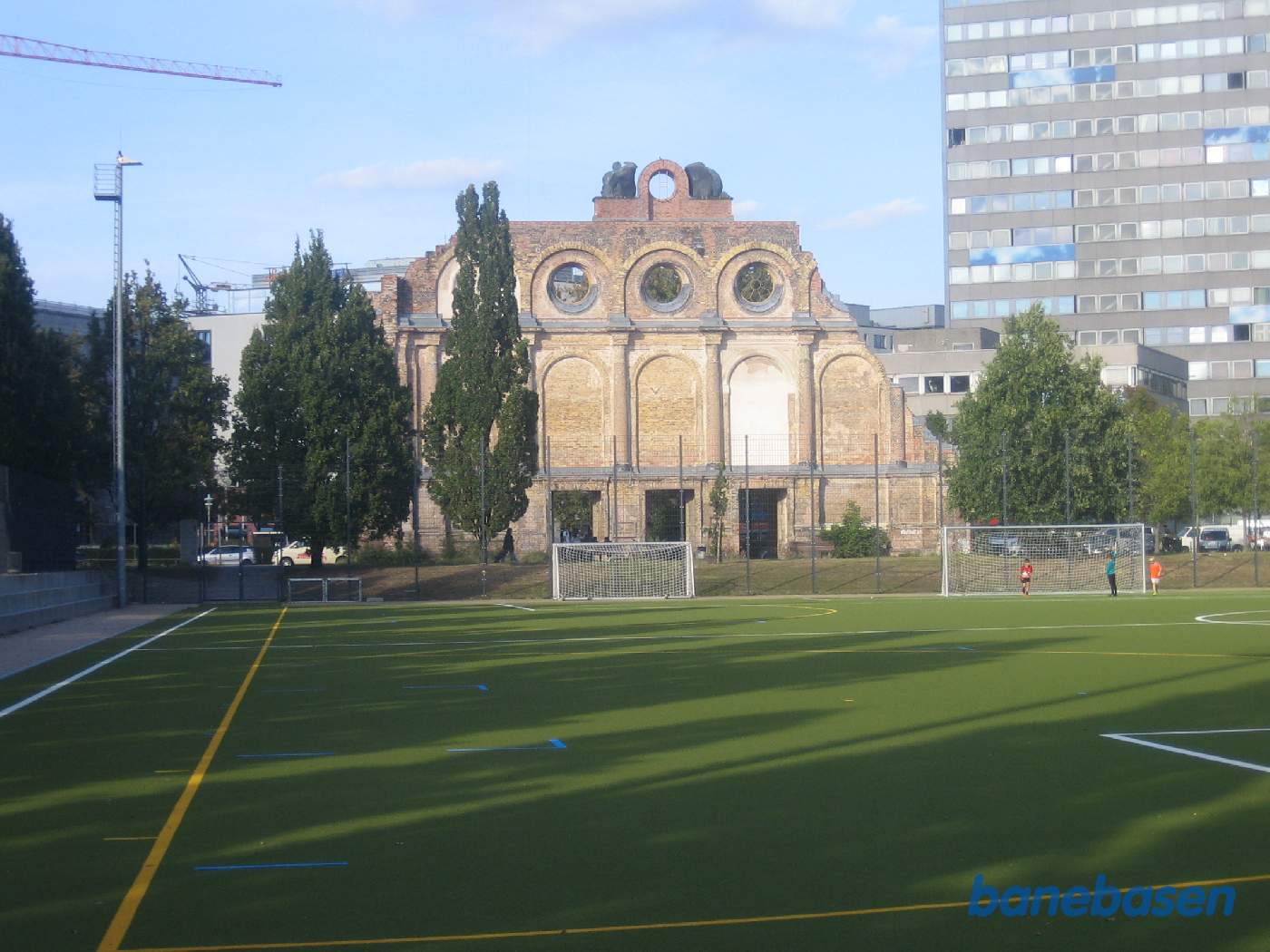 Her er så virkeligheden, set fra perronerne. Der blev ikke meget tilbage efter de Allierede styrker havde bombet det hele til en gang byggesjusk
