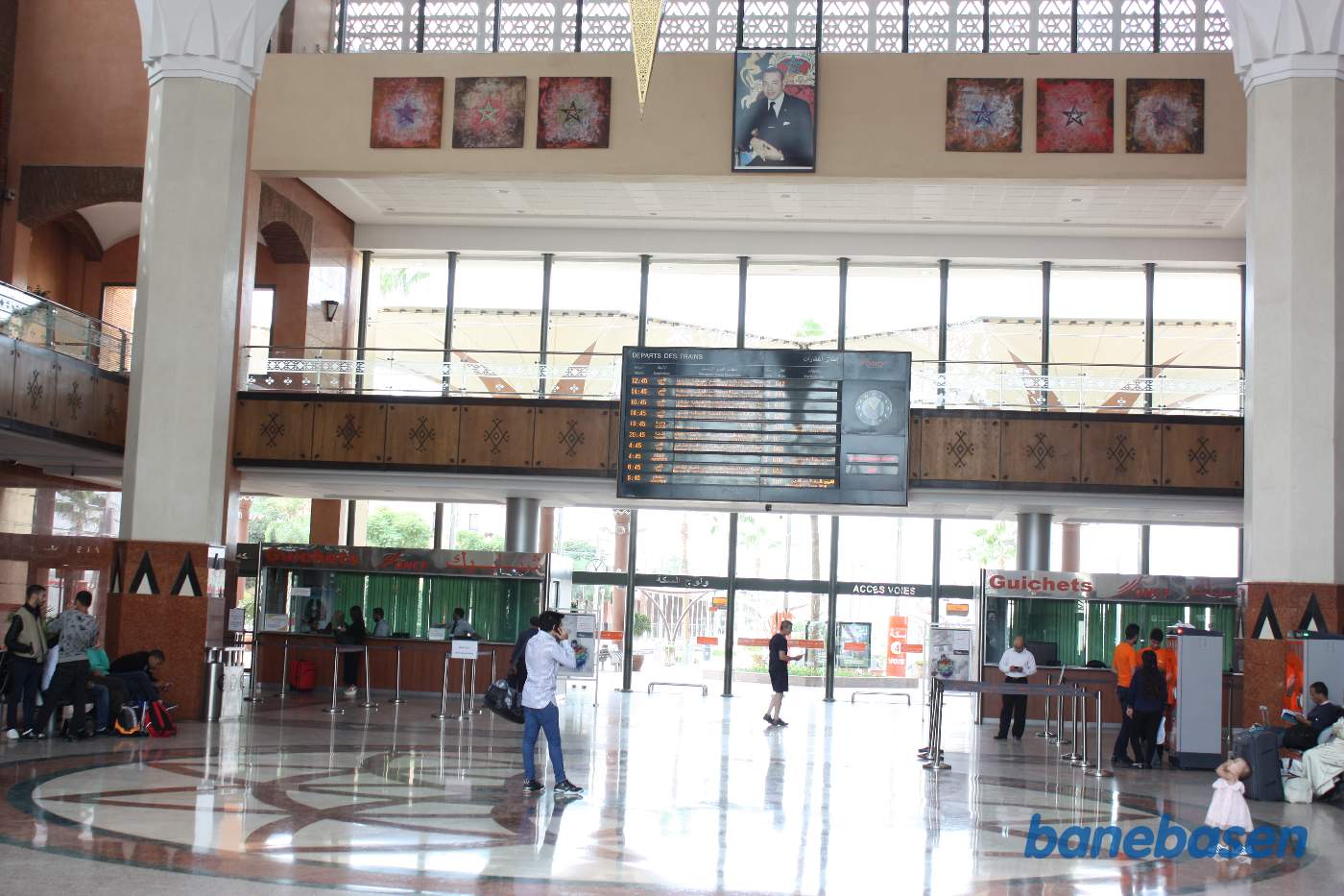 Afgangshallen inde i stationsbygningen