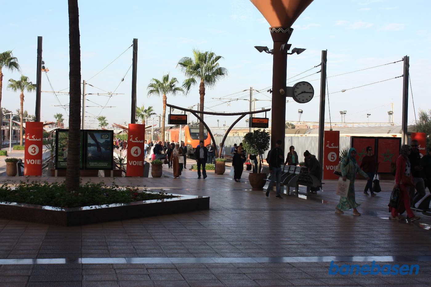 Et vue fra stationsbygningen ud over perronerne