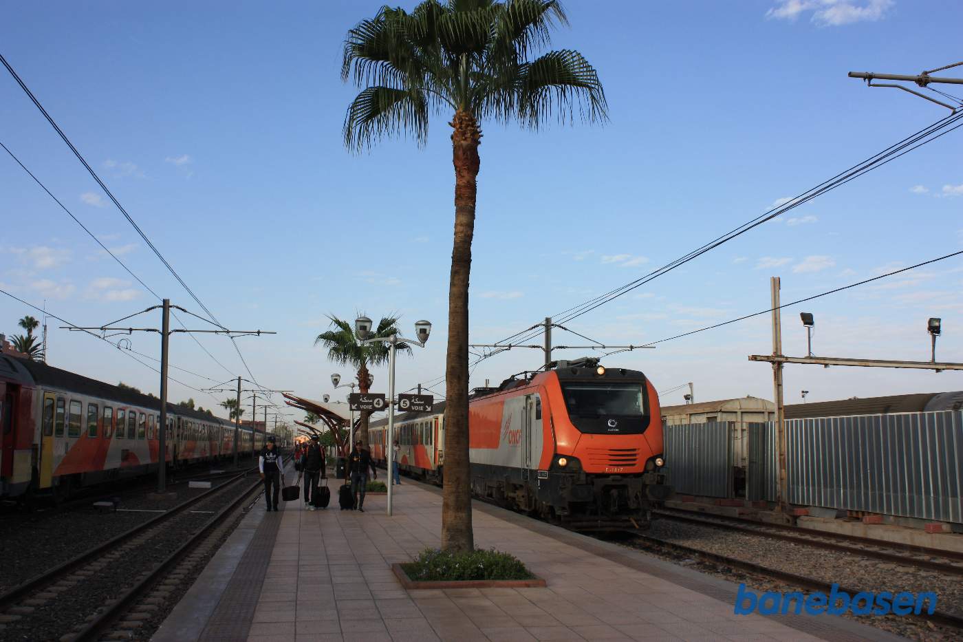 Et vue ud over perronerne med persontog i spor 5