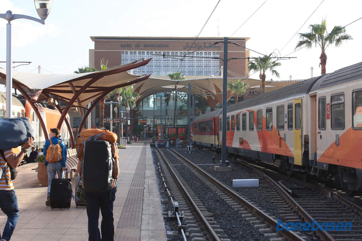 Stationsbygningen set fra perronen. Jernstangen til sporskiftet ses langs sporet