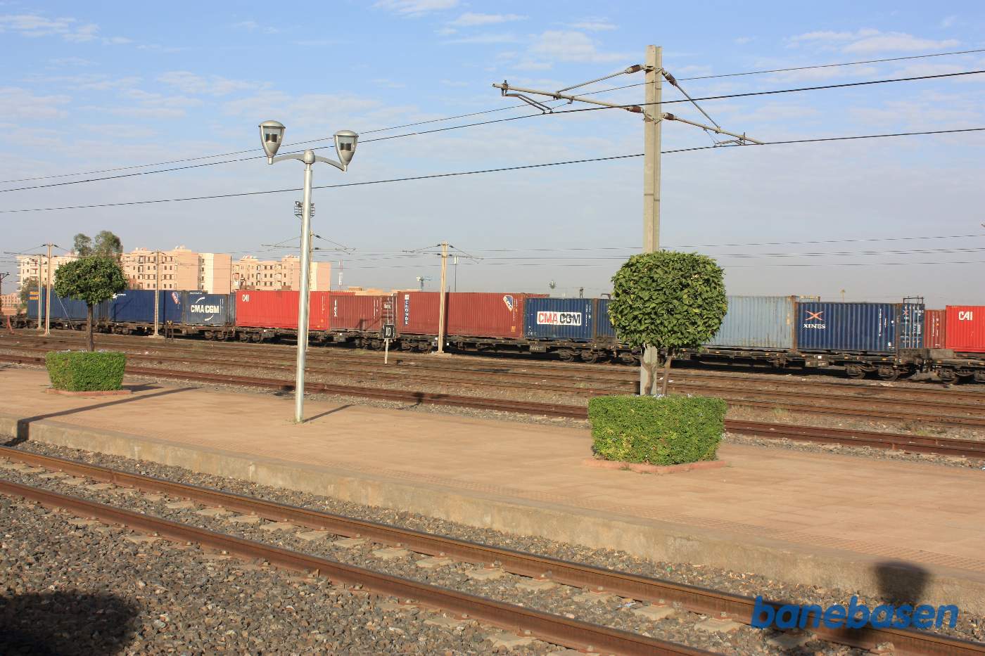 Et vue ud over godsbanegården med containervogne