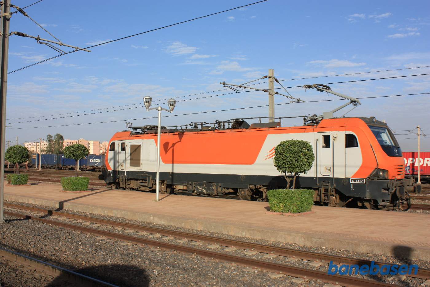 Et elektrisk lokomotiv rangerer bort