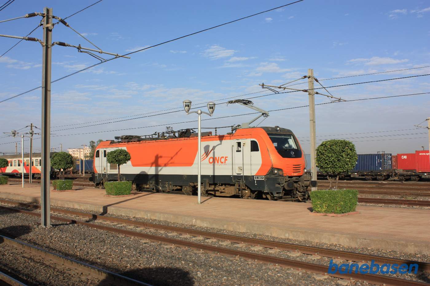 Et elektrisk lokomotiv rangerer bort