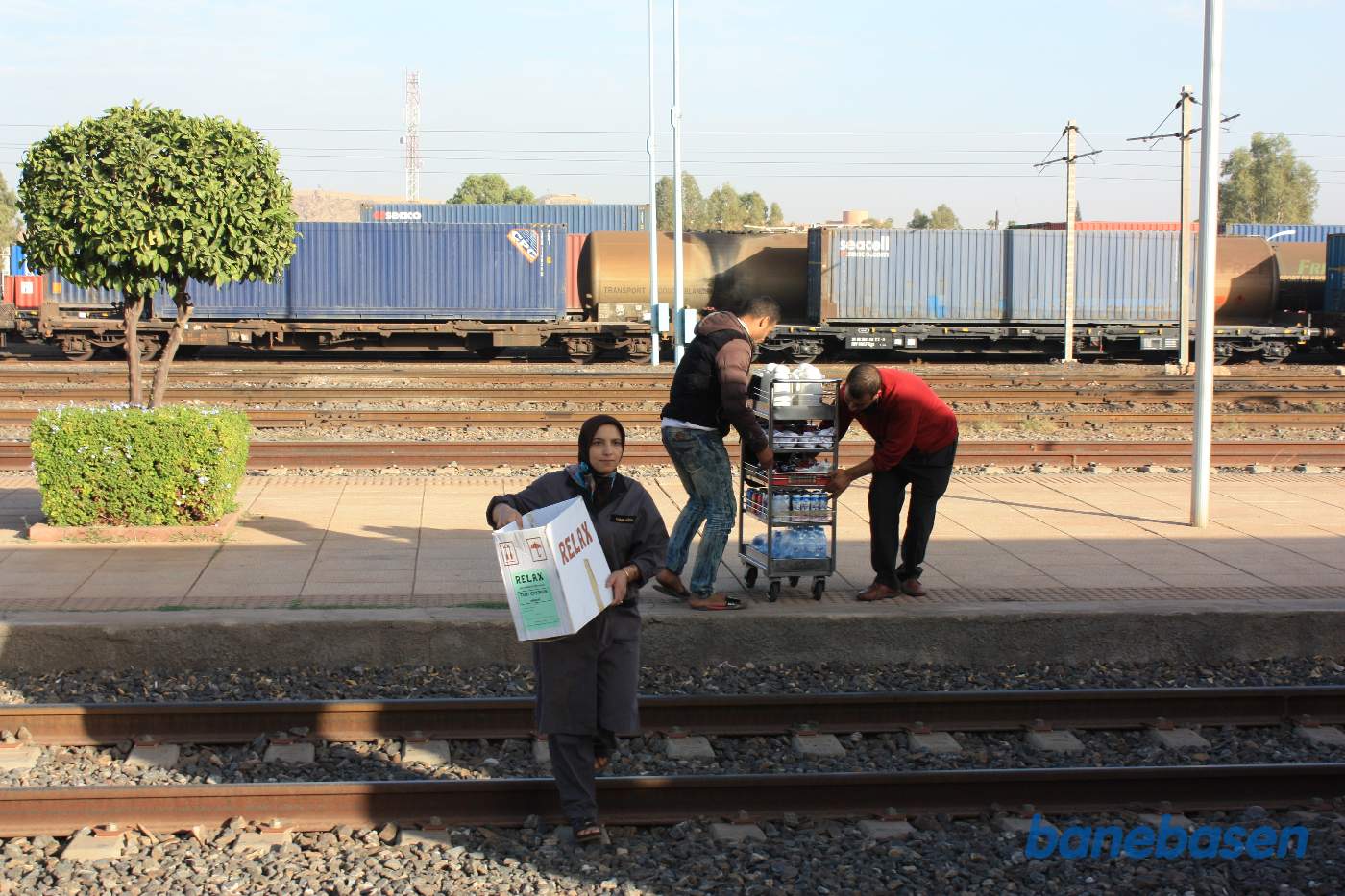 Proviant til persontoget bæres over sporene