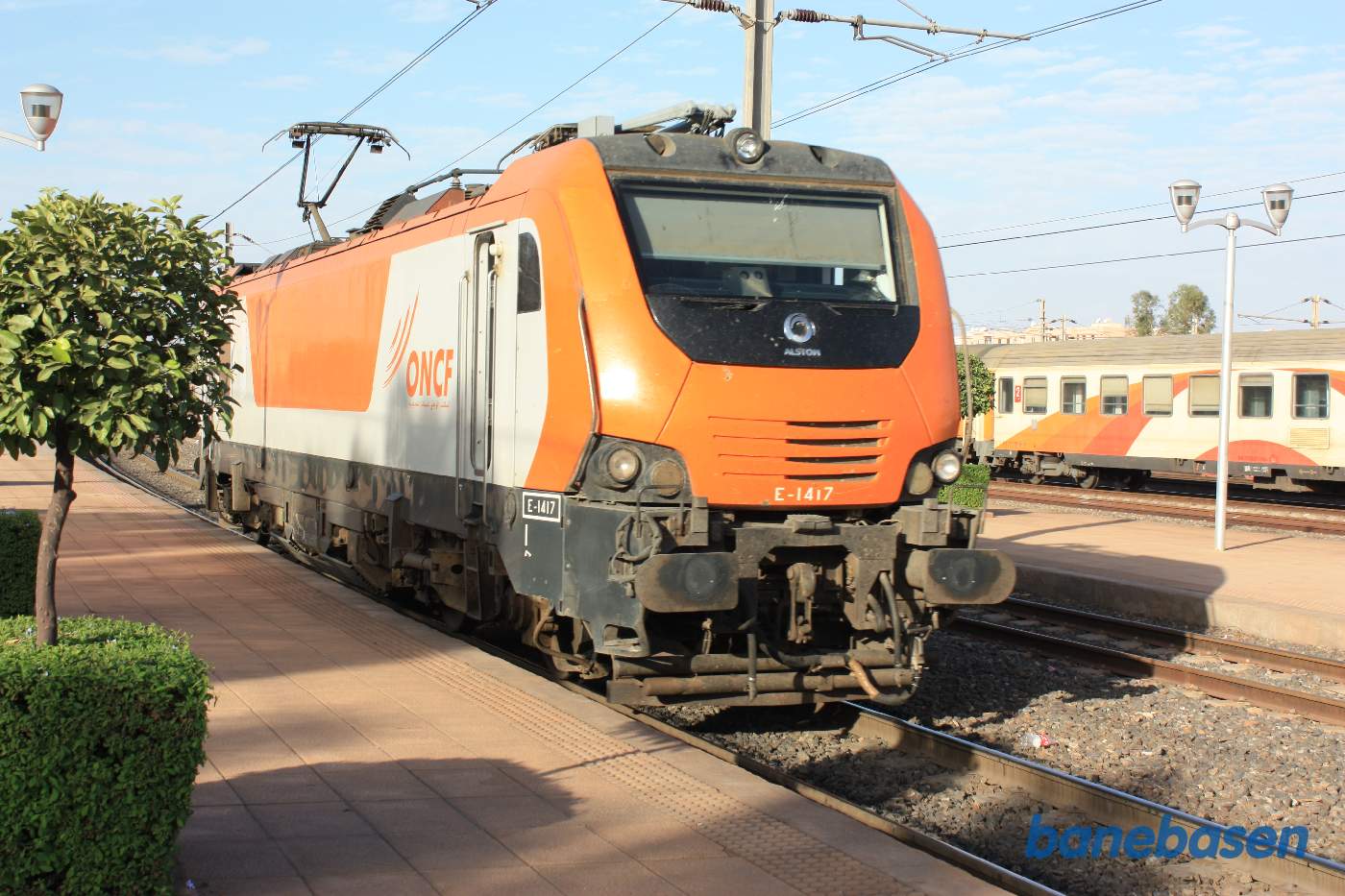 Et elektrisk lokomotiv rangerer ned mod vognene