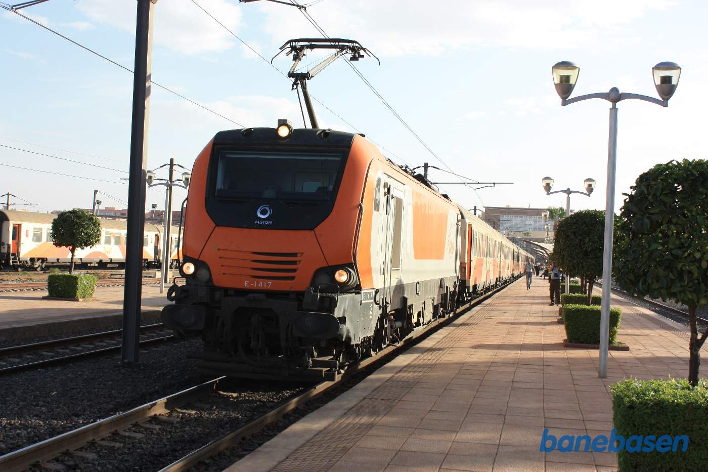 Et elektrisk lokomotiv er klart til at trække vognene ud på strækningen