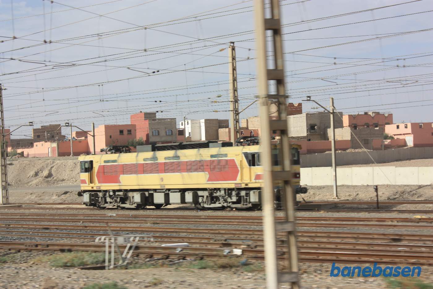 Et elektrisk lokomotiv er hensat på et sidespor