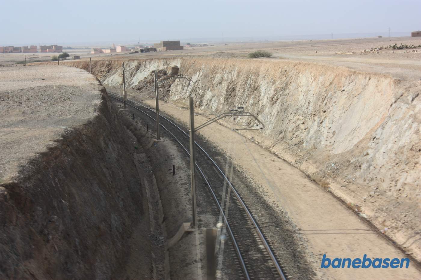 I nordenden af stationen går banen til et kemisk fabriksanlæg i en stor kurve under hovedstrækningen.