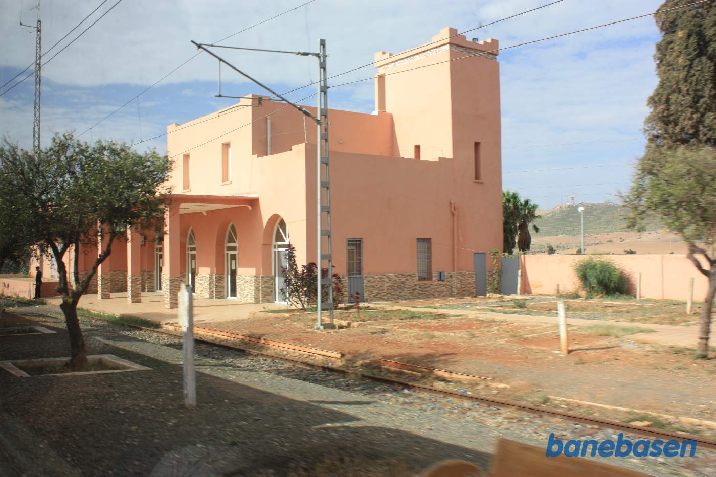 Vi passerer en lyserød stationsbygning