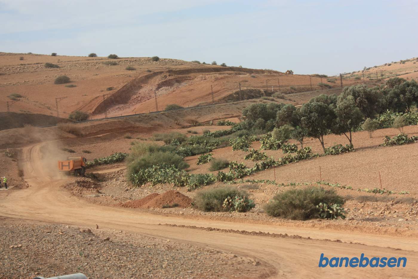 Jernbanen slynger sig mellem de store bakker af rød sandjord