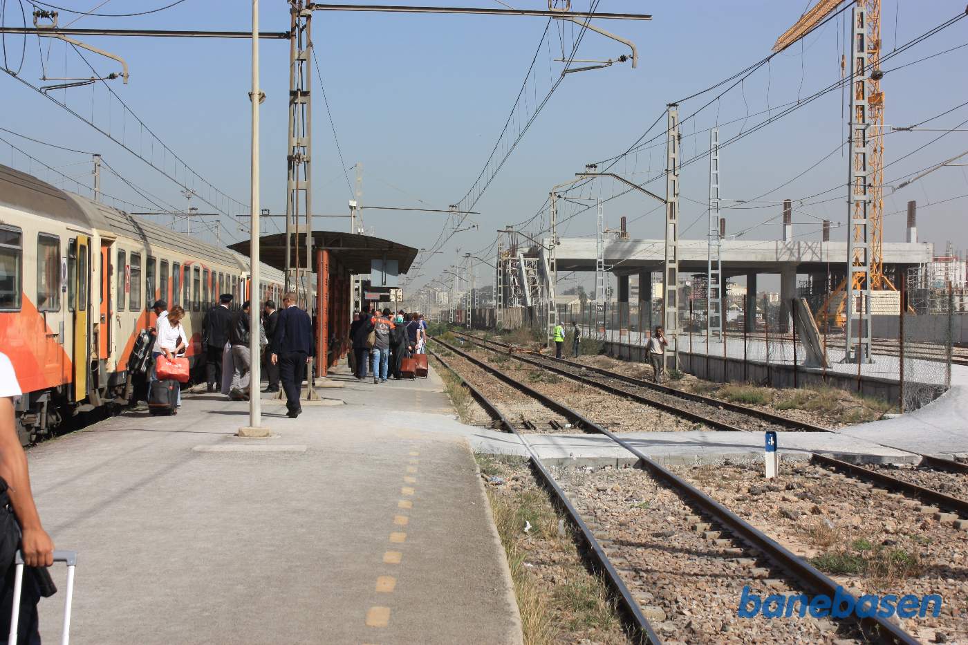 Vi er ankommet til Casablanca, hvor vi skal skifte tog. Til højre bygges et højt hotel- og stationscenterbygning